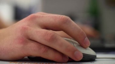 Ofis Masası, çalışma takım elbiseli adam klavyede yazarak