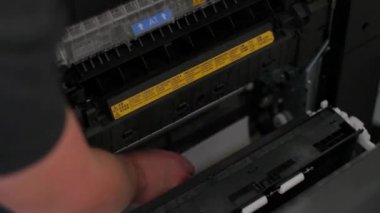 Office yazıcıda kağıt kaldırma adam el sıkışıp