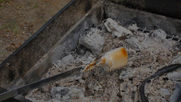 ましまろ死ぬキャンプの熱によって、パイクを回して火災の残り火 — ストック動画