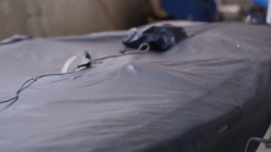 Üst düzey balıkçı teknede takımlarını hazırlanıyor