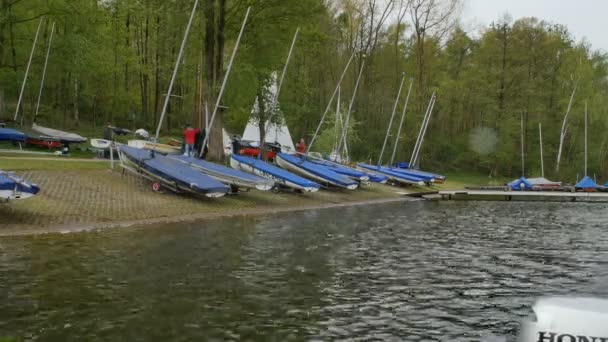 Barcos en la orilla del lago — Vídeo de stock