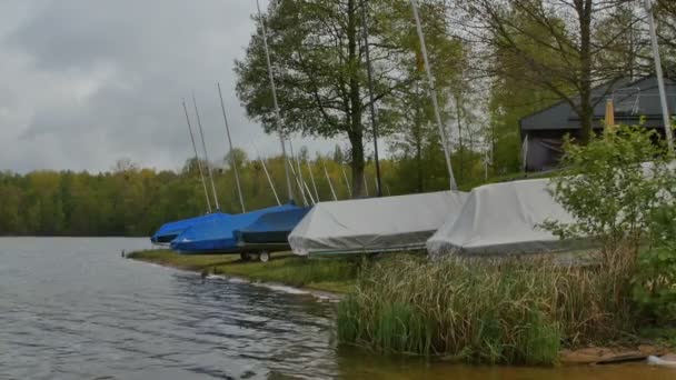 Barche a riva sul lago — Video Stock