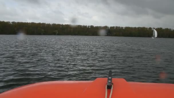 Vue de la proue du bateau lorsque le déplacement rapide sur l'eau 