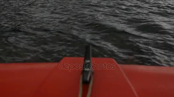 때 물 위로 이동 빠른 보트 활에서 보기 — 비디오