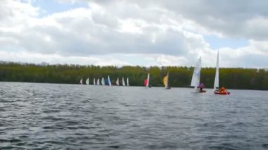 Yayından tekne hızlı zaman arka planda regatta ile su üzerinde hareket göster