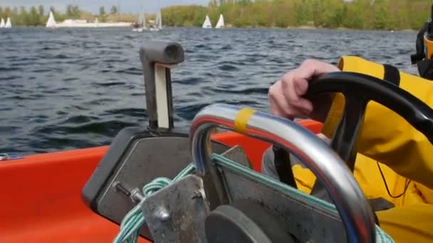 Manos fuertes de hombre maduro pilotando barco de río — Vídeos de Stock