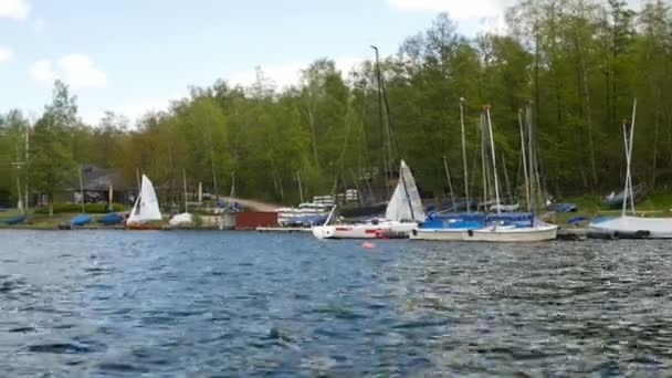 Barcos en la orilla del lago — Vídeo de stock