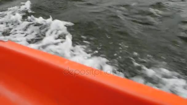 Vista do arco do barco quando se move rapidamente sobre a água com regata no fundo — Vídeo de Stock