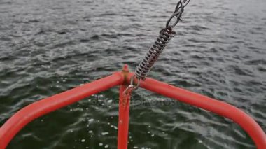 bir balıkçı teknesine kırmızı reling