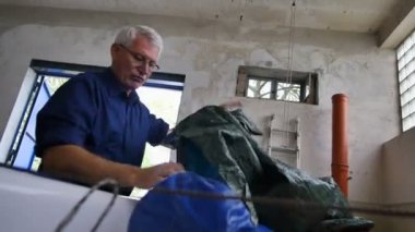 Üst düzey balıkçı teknede takımlarını hazırlanıyor