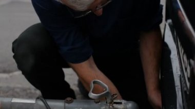 Yaşlı adam onun tekne römork kamyonetinin arkasında balosuna otostop.