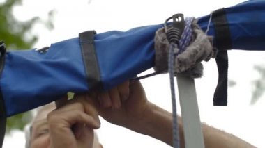 Üst düzey balıkçı teknede takımlarını hazırlanıyor.