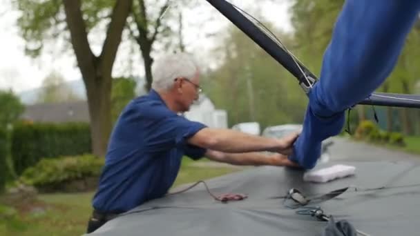 Pêcheur Senior Préparant Son Équipement Sur Bateau — Video