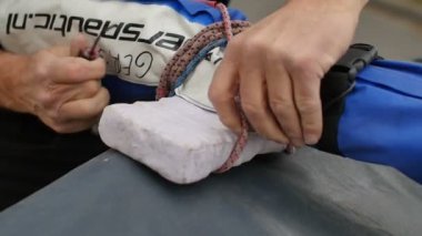 Üst düzey balıkçı teknede takımlarını hazırlanıyor