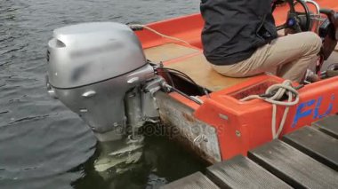 Orange tekne bir motor ile denizde