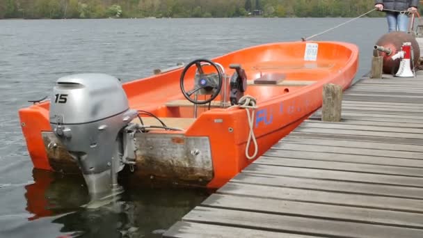 Barco naranja con un motor en el mar — Vídeo de stock