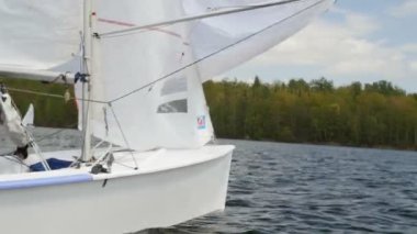 Bir bahar gününde denizde yelkenli yarış