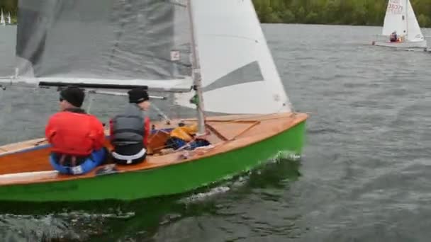 Racing segelbåt i havet på en vårdag — Stockvideo