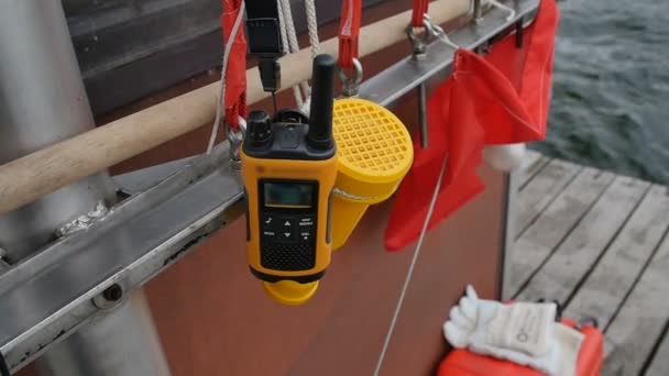 Il walkie-talkie giallo pesa a bordo della nave — Video Stock