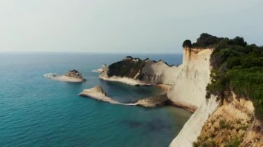 Bütilboğa adasının hava görüntüsü. Açık denizlerin üzerinden uçmak.