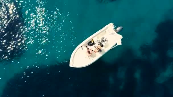 Letecký Pohled Mladým Párem Bílém Boat Top View — Stock video