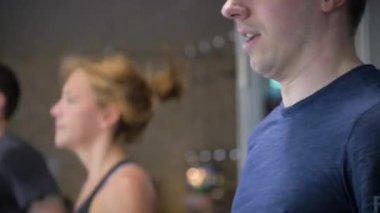 Çapraz Eğitim spor olarak onların çalışma için atlama ip kullanarak atletik kişilik grup