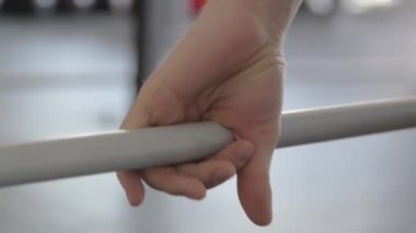 spor salonunda grup ağırlık kaldırma çubuğu Egzersiz Fitness ile egzersiz