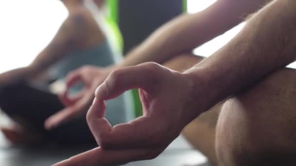 Ung Man Som Tränar Yoga Träningsstudio — Stockvideo