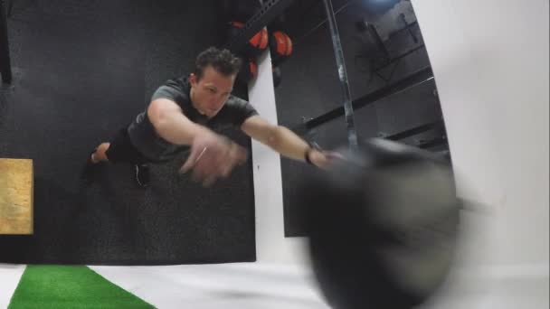 Sportler Übt Der Turnhalle Mit Einem Med Ball Wandballschläge — Stockvideo