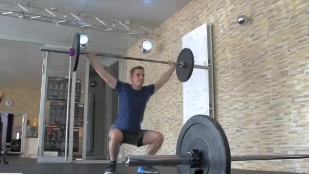 Sportlicher Mann Trainiert Kniebeugen Mit Langhantel Über Dem Kopf — Stockvideo