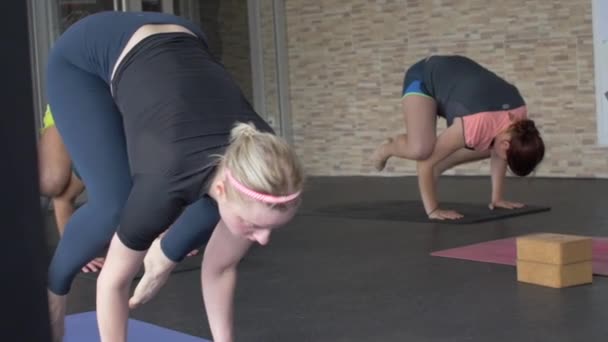 Grupper Ungdomar Ett Yogaklassrum Som Gör Handställningen — Stockvideo