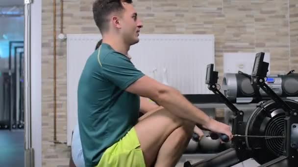 Fitness Młody Para Chłopiec Dziewczyna Pomocą Wioślarz Siłowni — Wideo stockowe