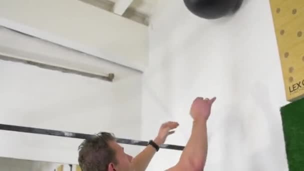 运动员在健身房用医疗球练习壁球投篮 — 图库视频影像