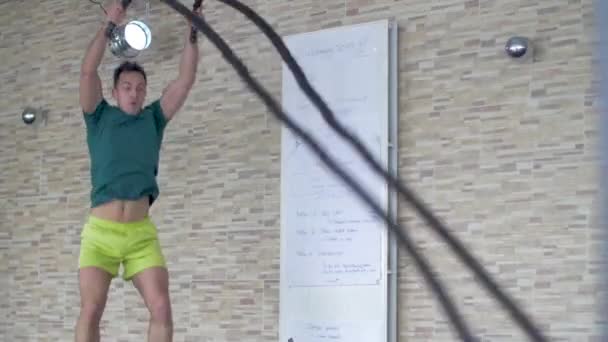 Uomini Con Corda Palestra Fitness Funzionale Allenamento Crossfit Slow Motion — Video Stock