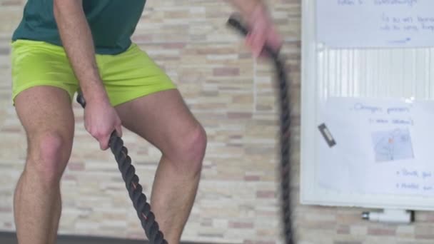 Homens Com Corda Ginásio Fitness Treinamento Funcional Treino Crossfit Câmera — Vídeo de Stock