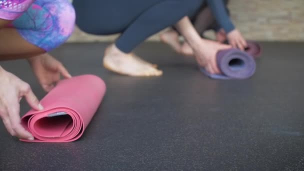 Cuatro Atletas Despliegan Esterilla Yoga Clase Yoga — Vídeos de Stock