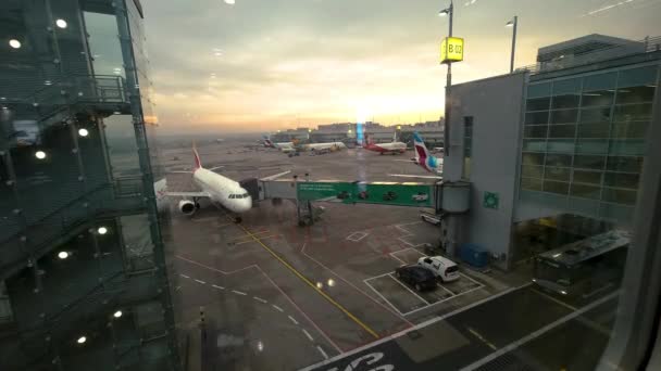 Timelapse Vista Aérea Terminal Del Aeropuerto Atardecer Con Aviones Taxiing — Vídeos de Stock