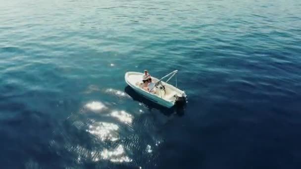 Beyaz Tekne Manzaralı Genç Bir Çiftle Hava Görüntüsü — Stok video
