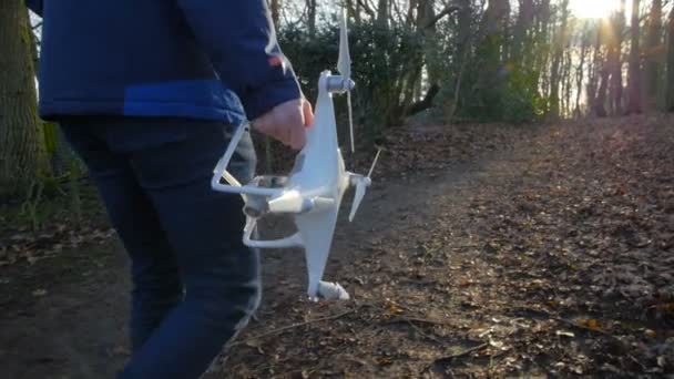 Uma Pessoa Com Casaco Azul Vai Com Drone Através Floresta — Vídeo de Stock