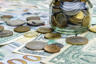 Kağıt para ve küçük değişiklik tablo.