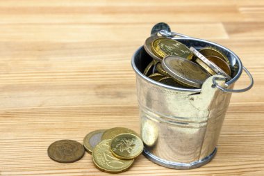 Kağıt fatura ve madeni paralar.