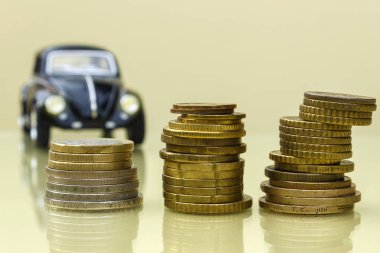 Kağıt fatura ve madeni paralar.