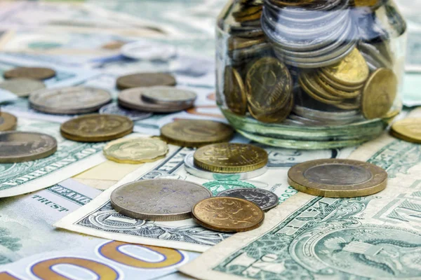 Kağıt para ve küçük değişiklik tablo.