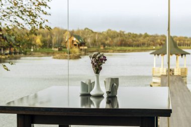 Cafe masa üstü saltcellar ve biber pot ile ayarla.