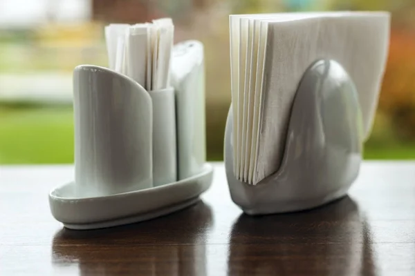 Cafe masa üstü saltcellar ve biber pot ile ayarla.
