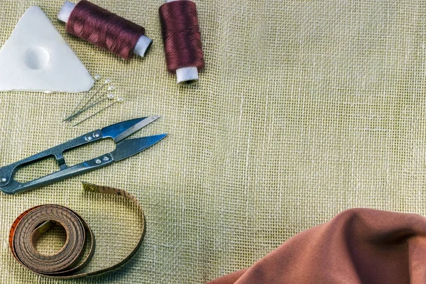 Scissors, coils of multi-colored threads, a centimeter, needles ... — Stock Photo, Image