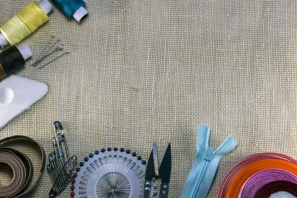 Schere, Spulen aus bunten Fäden, ein Zentimeter, Nadeln ... — Stockfoto