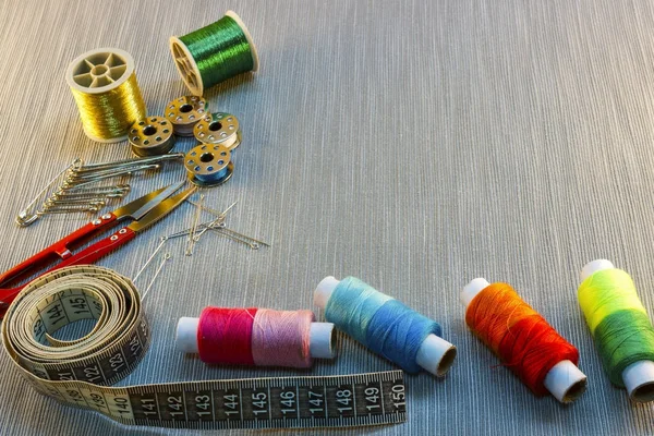 Tesouras, bobinas de fios multicoloridos, um centímetro, agulhas  ... — Fotografia de Stock