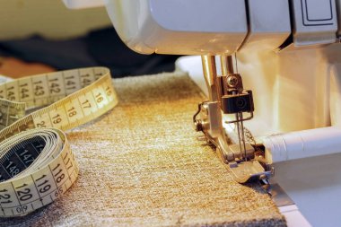 Overlok yakın çekim, kumaş, yakınındaki ayak santimetre bir