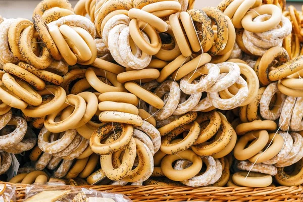 Simit, sokakta koyun satışı.